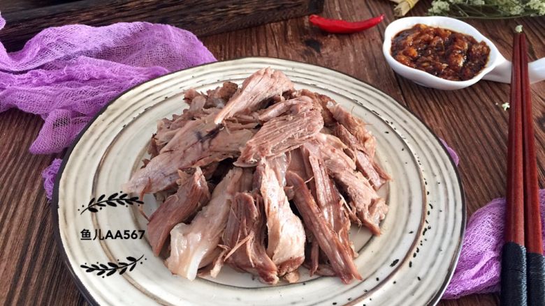 蒜泥拆骨肉,将骨头上的肉撕成条装盘,蘸酱汁食用