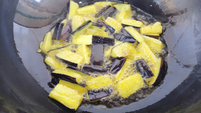 家常鱼香茄子,然后把油再烧开,再复炸一遍,然后再捞出来