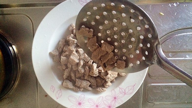 牛肉豆腐意面,锅内坐水后,放入牛肉,水烧开去血沫后,将牛肉捞起,用温水冲洗干净,装盘。