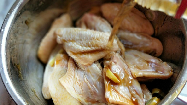 橙香奥尔良烤鸡翅串,加入<a style='color:red;display:inline-block;' href='/shicai/ 718'>料酒</a>。(适当多谢,去腥)