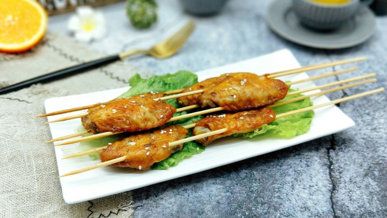 橙香奥尔良烤鸡翅串,鸡翅烤好了呦~带有橙子味的鸡翅。特别美味。喜欢吃辣的可以加一些辣椒粉。
