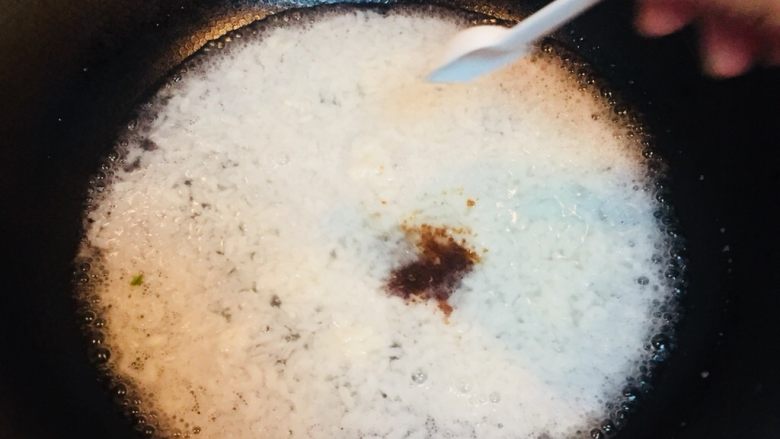 米酒鸡蛋羹,向煮沸的米酒中加入三勺红糖(依个人口味而定)。