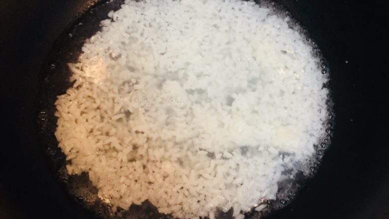 米酒鸡蛋羹,向锅中倒入米酒,再加水至稍微没过米酒,大火烧开。