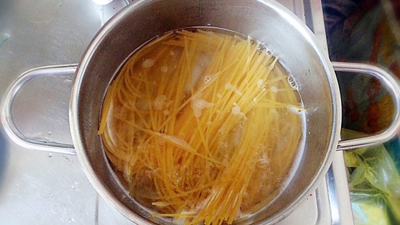 牛肉豆腐意面,煮<a style='color:red;display:inline-block;' href='/shicai/ 533'>意大利面</a>,根据说明书上标明的时间,煮熟即可。