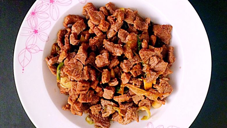 牛肉豆腐意面,翻炒至熟后,装盘。