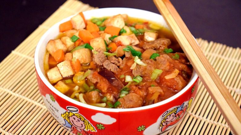 牛肉豆腐意面,取一只碗,放上适量的面条,再加入炒好好的豆腐和牛肉。浇上最后熬制的汤。
