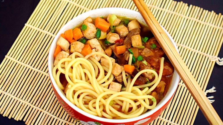 牛肉豆腐意面,一碗香喷喷的牛肉豆腐意面,便完成了!