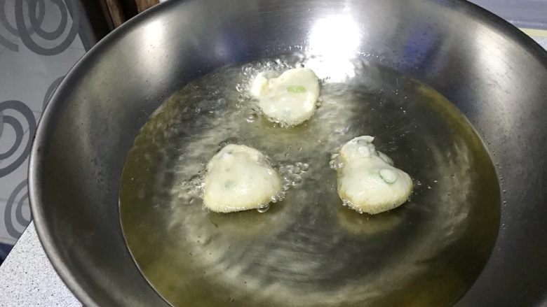炸面团子,它自然成球,并迅速膨胀。