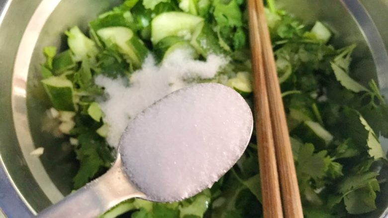 爽口开胃小菜~拍黄瓜,一小匙盐。