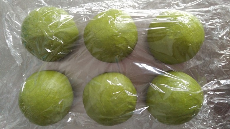 巧克力麻薯软欧,均分成6个,盖保鲜膜松弛15分钟。