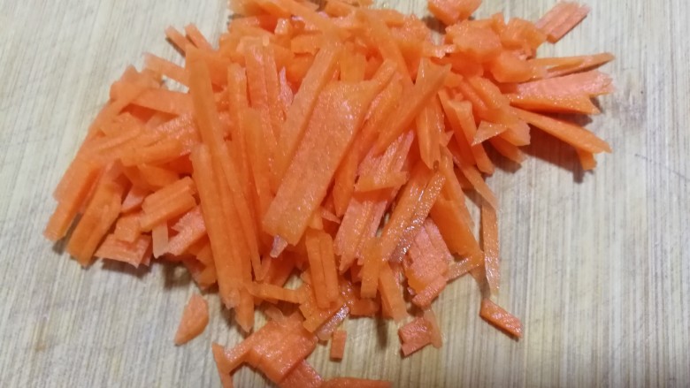 爱心西兰花牛肉汤,将切完心形剩下的部分切碎，