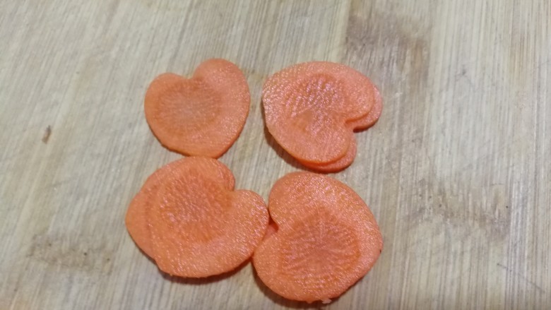 爱心西兰花牛肉汤,胡萝卜切薄片，用心形模具刀切型。