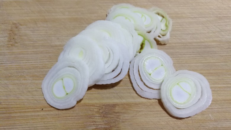 爱心西兰花牛肉汤,切<a style='color:red;display:inline-block;' href='/shicai/ 3250'>葱</a>片备用，