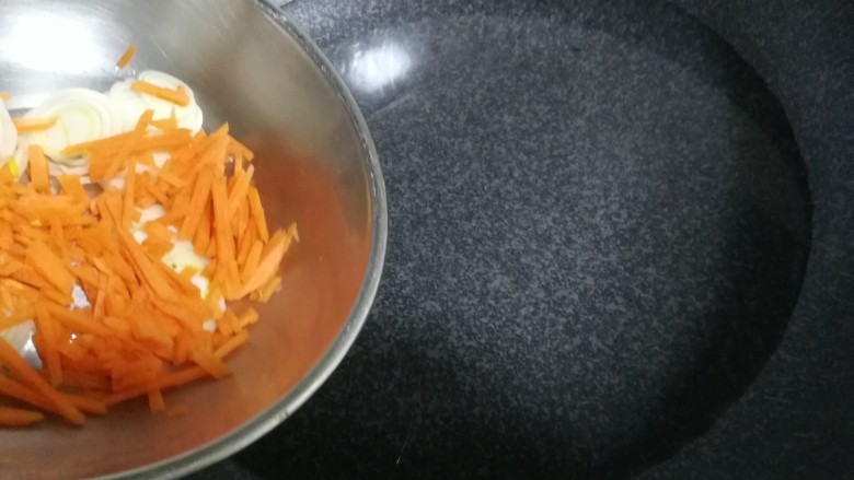 爱心西兰花牛肉汤,重新起锅添水，放入葱片，胡萝卜碎。