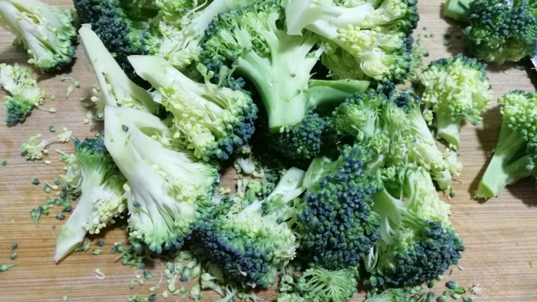 爱心西兰花牛肉汤,西兰花切小块，