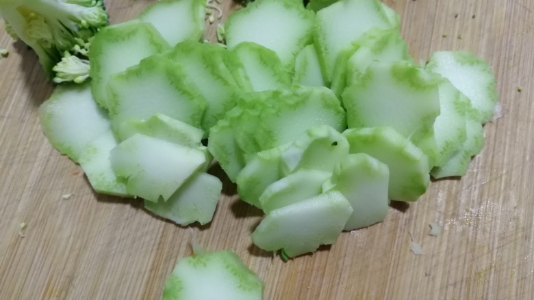 爱心西兰花牛肉汤,根颈郭去皮，切薄片，