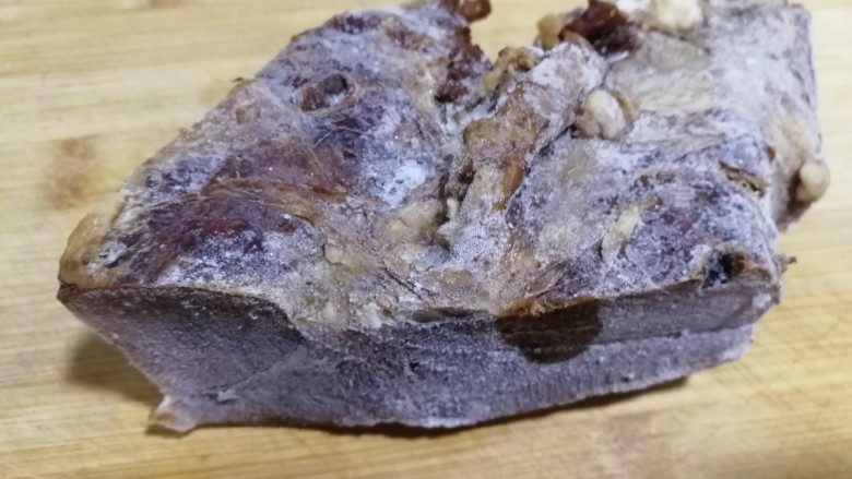 爱心西兰花牛肉汤,卤好的熟牛肉一块儿，从冰箱里取出来的。因为是冻的，提前拿出来，化软一样些后备用。