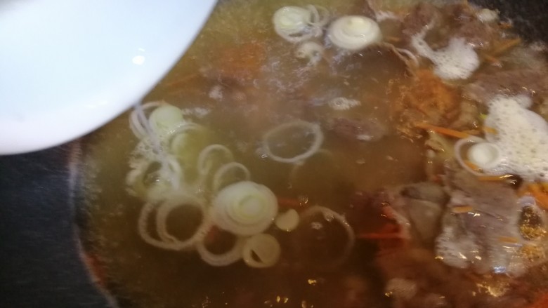 爱心西兰花牛肉汤,汤烧开后放入兑好的淀粉水，勾芡。