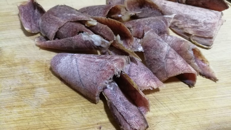 爱心西兰花牛肉汤,牛肉块切薄片，