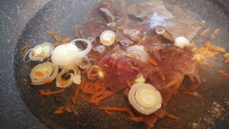 爱心西兰花牛肉汤,再放入切好的牛肉片。