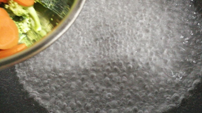 爱心西兰花牛肉汤,锅内放水烧开，放入西兰花，胡萝卜片焯八分熟。她好后用凉水冲一下备用。这样用凉水冲后西兰花会更绿，颜色比较好看。