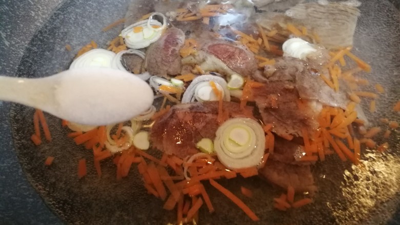 爱心西兰花牛肉汤,放一小勺盐，大火烧开，