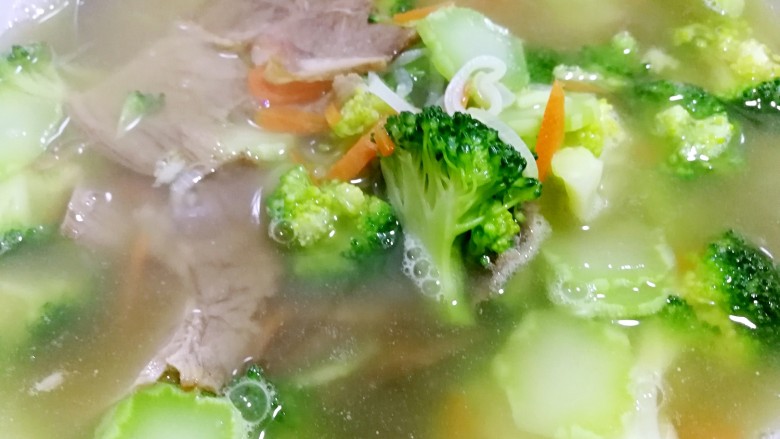 爱心西兰花牛肉汤,稍煮一下即可，出锅前放一勺<a style='color:red;display:inline-block;' href='/shicai/ 813'>鸡粉</a>，更鲜美哦！