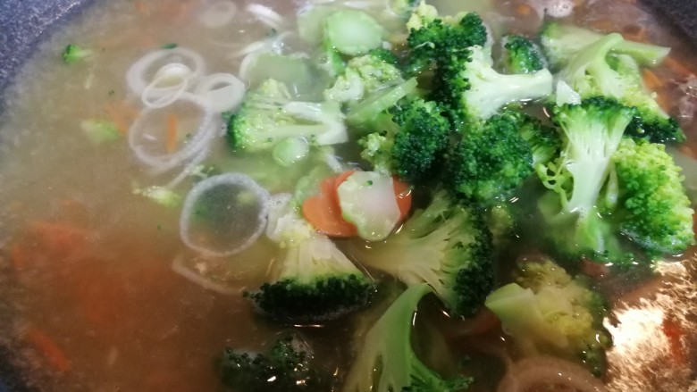 爱心西兰花牛肉汤,然后放入焯好的西兰花胡萝卜，