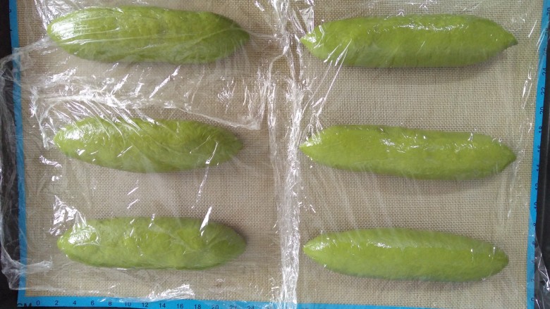 巧克力麻薯软欧,全部弄好后,盖保鲜膜在温度38度,湿度70%左右,进行二发。