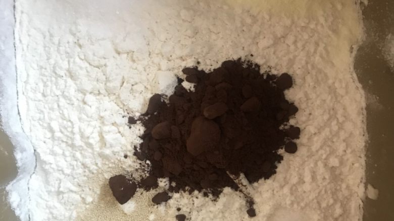 蔓越莓巧克力软欧,将发酵好的液种面团取出,直接放入所有的主面团材料(<a style='color:red;display:inline-block;' href='/shicai/ 887'>黄油</a>除外)