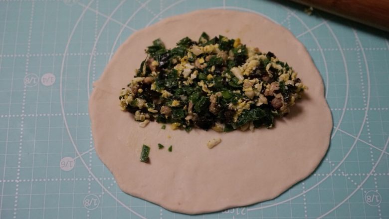 鸡蛋木耳韭菜盒子,包入调味后的韭菜馅,占一半位置即可