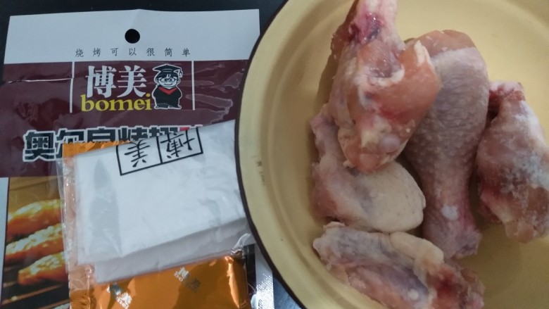 奥尔良烤翅根~早餐微波炉版,头一天晚上,准备奥尔良调料,鸡翅洗净控水。