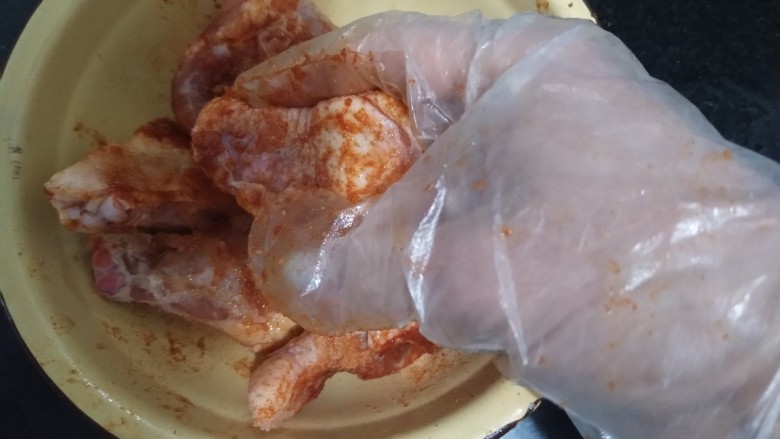 奥尔良烤翅根~早餐微波炉版,戴一次性手套,揉搓。
