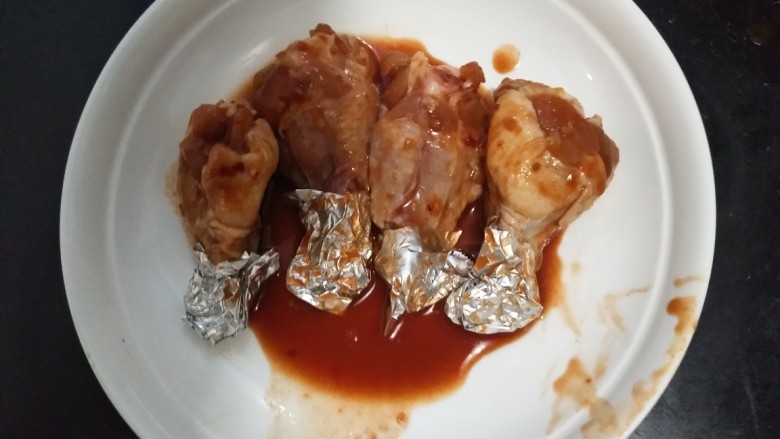 奥尔良烤翅根~早餐微波炉版,最后把酱汁倒入盘中,微波炉220℃30分钟。