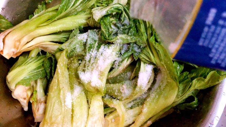 自制腌菜,洗干净沥水,放入盐巴搓软。(这里菜和盐的比例是500:20,也就是500g菜放20g盐)