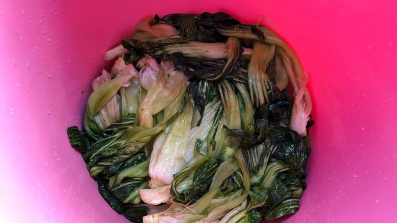 自制腌菜,再放上一层搓软的菜压实,再撒一层盐巴,以此类推,直到把菜全部弄完