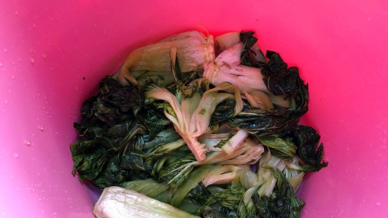 自制腌菜,把菜码入桶底,压实