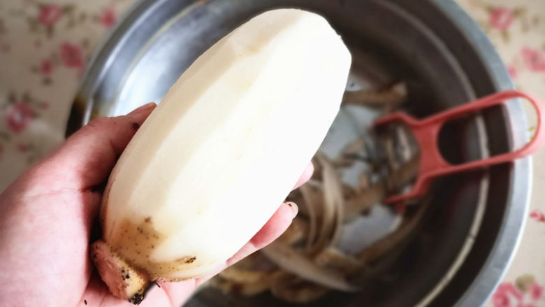 藕丝炒肉丝,<a style='color:red;display:inline-block;' href='/shicai/ 2662'>藕</a>先用清水冲洗，把外面的泥冲洗干净，再用刨刀去皮，