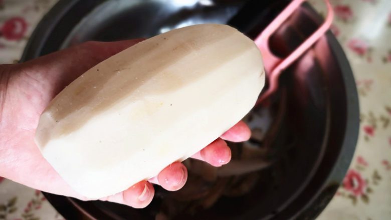 藕丝炒肉丝,两头用刀切去，一段藕就这样处理干净了，