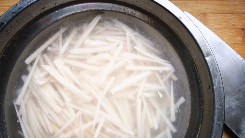 藕丝炒肉丝,切好的藕丝用清水泡十分钟，这样可以去除藕丝表面的淀粉，炒出来的藕丝会比较清爽，不会粘在一起给人感觉粘粘的，