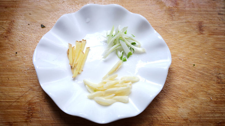 藕丝炒肉丝,<a style='color:red;display:inline-block;' href='/shicai/ 3250'>葱</a>，<a style='color:red;display:inline-block;' href='/shicai/ 37'>姜</a>，蒜洗净切丝备用，