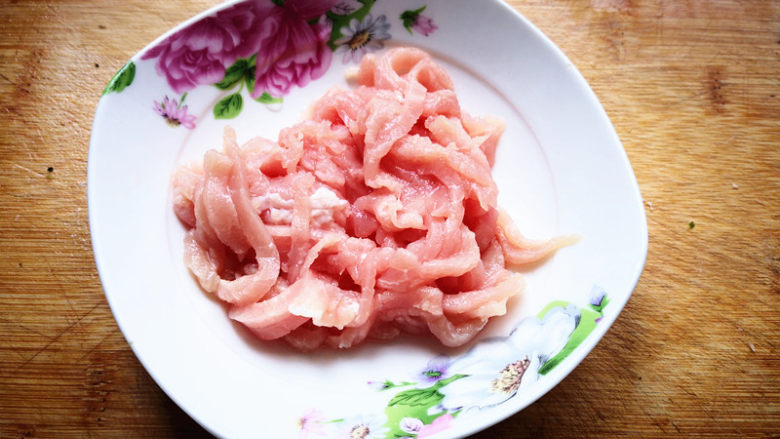 藕丝炒肉丝,肉也切成丝备用，选猪肉炒着吃一般里脊或外脊都可以，比较嫩，