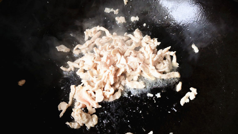 藕丝炒肉丝,锅里放油，油热后，先炒<a style='color:red;display:inline-block;' href='/shicai/ 4613'>肉丝</a>，<a style='color:red;display:inline-block;' href='/shicai/ 4613'>肉丝</a>翻炒至变色