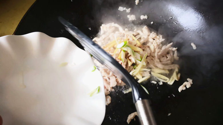 藕丝炒肉丝,再倒入葱，姜，蒜爆香，