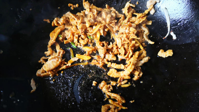 藕丝炒肉丝,然后倒入<a style='color:red;display:inline-block;' href='/shicai/ 721'>蚝油</a>，这样肉会更鲜美，味道更好，