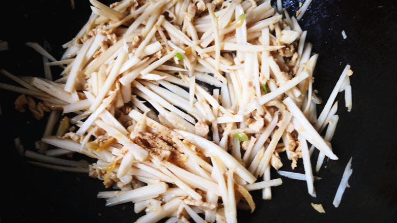 藕丝炒肉丝,加入少许<a style='color:red;display:inline-block;' href='/shicai/ 829'>十三香</a>，<a style='color:red;display:inline-block;' href='/shicai/ 793'>米醋</a>，<a style='color:red;display:inline-block;' href='/shicai/ 692'>酱油</a>，翻炒，