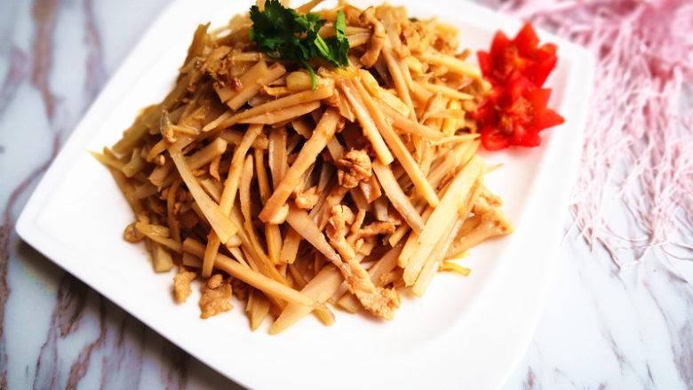 藕丝炒肉丝,上桌啦。