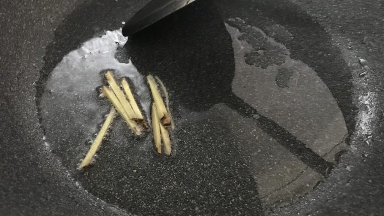 萝卜干炒蚬肉(麻辣风味),大火,油锅,放入姜丝煸香。
