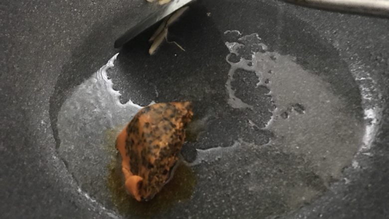 萝卜干炒蚬肉(麻辣风味),转小火,把火锅料放入炒散。