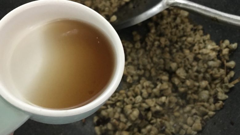 萝卜干炒蚬肉(麻辣风味),延锅边倒入料酒继续翻炒。